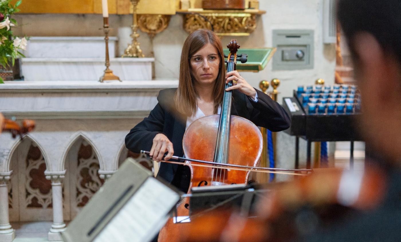 Violonchelista de SolFaMi actuando durante una ceremonia de boda