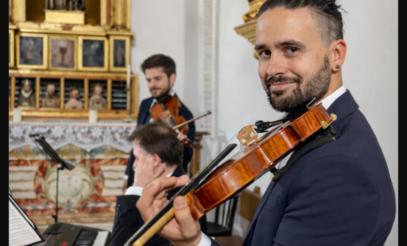 Violinista de SolFaMi tocando en directo con paisaje de Tenerife de fondo