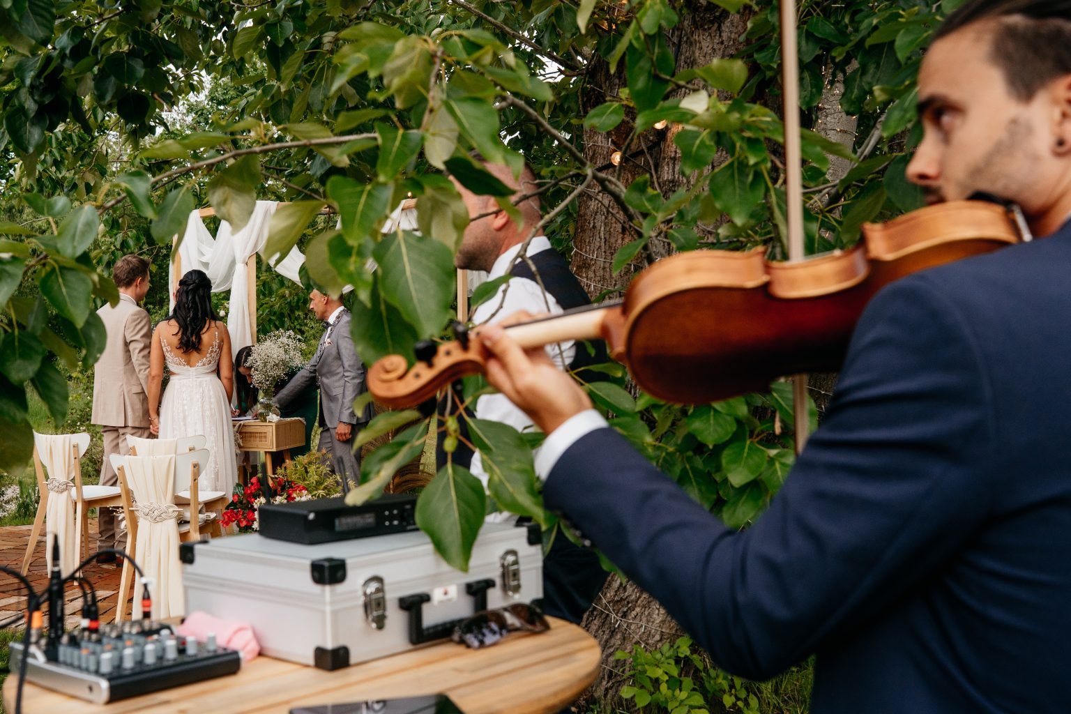 Violinista de SolFaMi tocando en directo durante una ceremonia de boda al aire libre en Tenerife