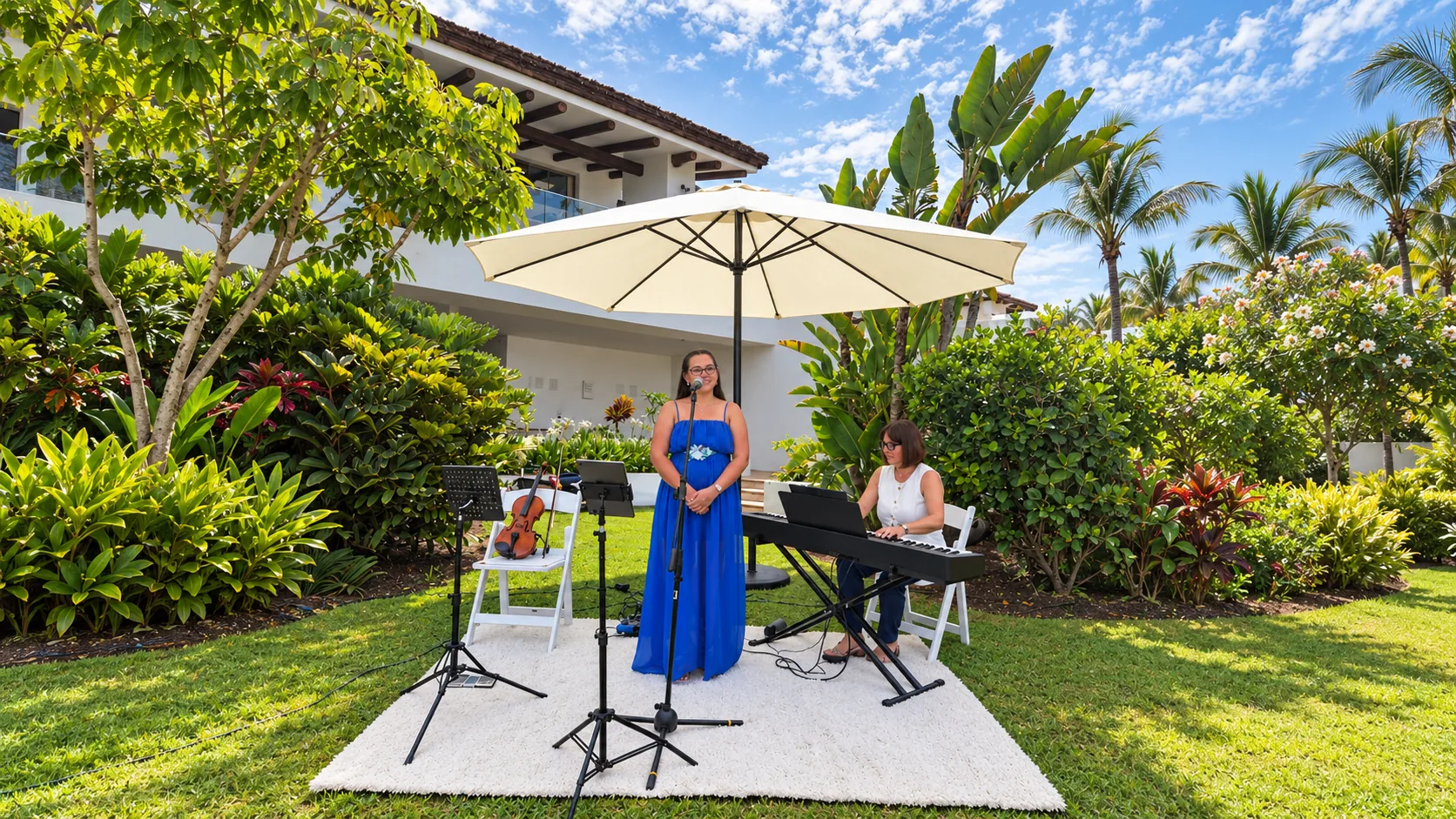 Cantante, violinista y pianista de Trío Sanabria actuando en el cóctel de una boda en Tenerife